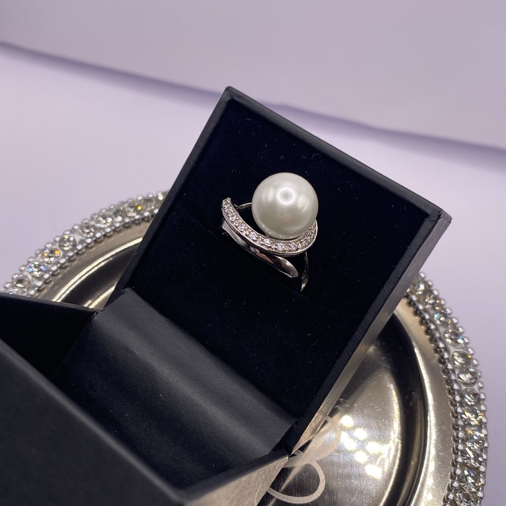 Pearl and Pave Crystal Ring - Picture 2 of 9